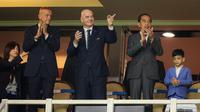 Presiden RI, Joko Widodo (kanan) didanpingi Presiden FIFA, Gianni Infantino (tengah) dan mantan wasit internasional, Pierluigi Collina menyaksikan laga pertama Grup A antara Timnas Indonesia U-17 menghadapi Timnas Ekuador U-17 di Stadion Gelora Bung Tomo, Surabaya, Jumat (10/11/2023) malam WIB. (Bola.com/Bagaskara Lazuardi)
