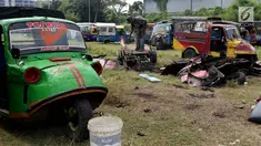 Pekerja melakukan pemotongan bemo hasil razia di sejumlah wilayah Jakarta, pool Rawa Buaya, Cengkareng, Jakarta Barat, Selasa (1/8). Pemusnahan dilakukan, dikarenakan sejak 6 Juni 2017, Dishub DKI melarang bemo beroperasi. (Liputan6.com/Johan Tallo)