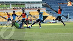 Para pemain Timnas Indonesia U23 tampak berusaha melewati memasukkan bola ke dalam gawang (Liputan6.com/Helmi Fithriansyah)