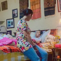 Kalina Ocktaranny menengok Een, ibunya (Foto: Instagram/@kalinaocktaranny)