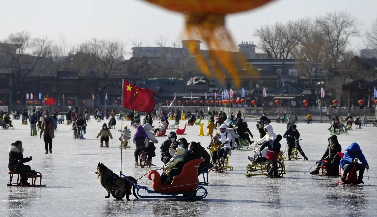 <p>Warga menikmati berseluncur di Danau Houhai yang membeku di Beijing, Senin, 16 Januari 2023. Organisasi Kesehatan Dunia (WHO) telah mengimbau China untuk terus merilis informasi tentang gelombang infeksi COVID-19 setelah pemerintah mengumumkan hampir 60.000 kematian sejak awal Desember menyusul keluhan selama berminggu-minggu karena gagal memberi tahu dunia apa yang terjadi. (AP Photo/Andy Wong)</p>
