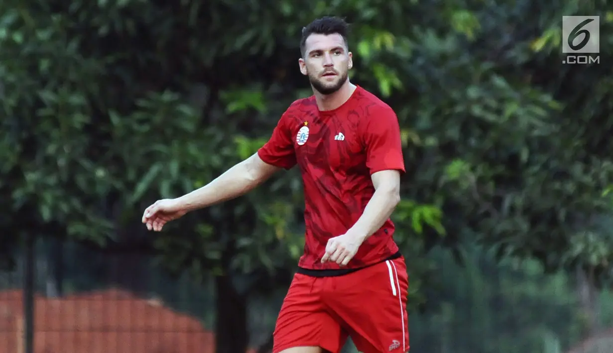 Pemain asing Persija asal Kroasia, Marko Simic saat latihan di Lapangan Sutasoma, Halim Perdanakusuma, Jakarta, Jumat (29/12). Sebelum bergabung ke Persija, Marko Simic bermain untuk Melaka United, Liga Super Malaysia. (Liputan6.com/Helmi Fithriansyah)