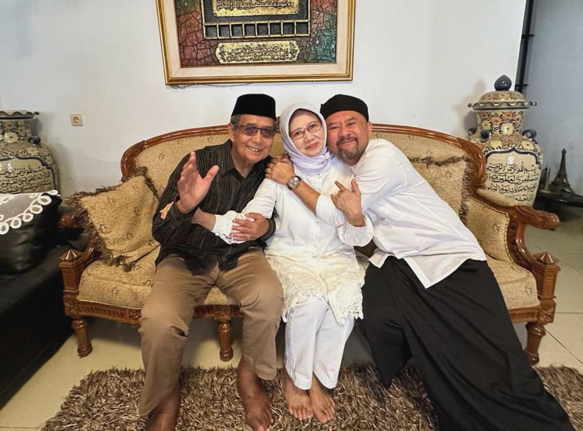 Ronal Surapradja Ajak Orangtua ke TPS, Momen Haru di Tengah Pilkada Jawa Barat 2024