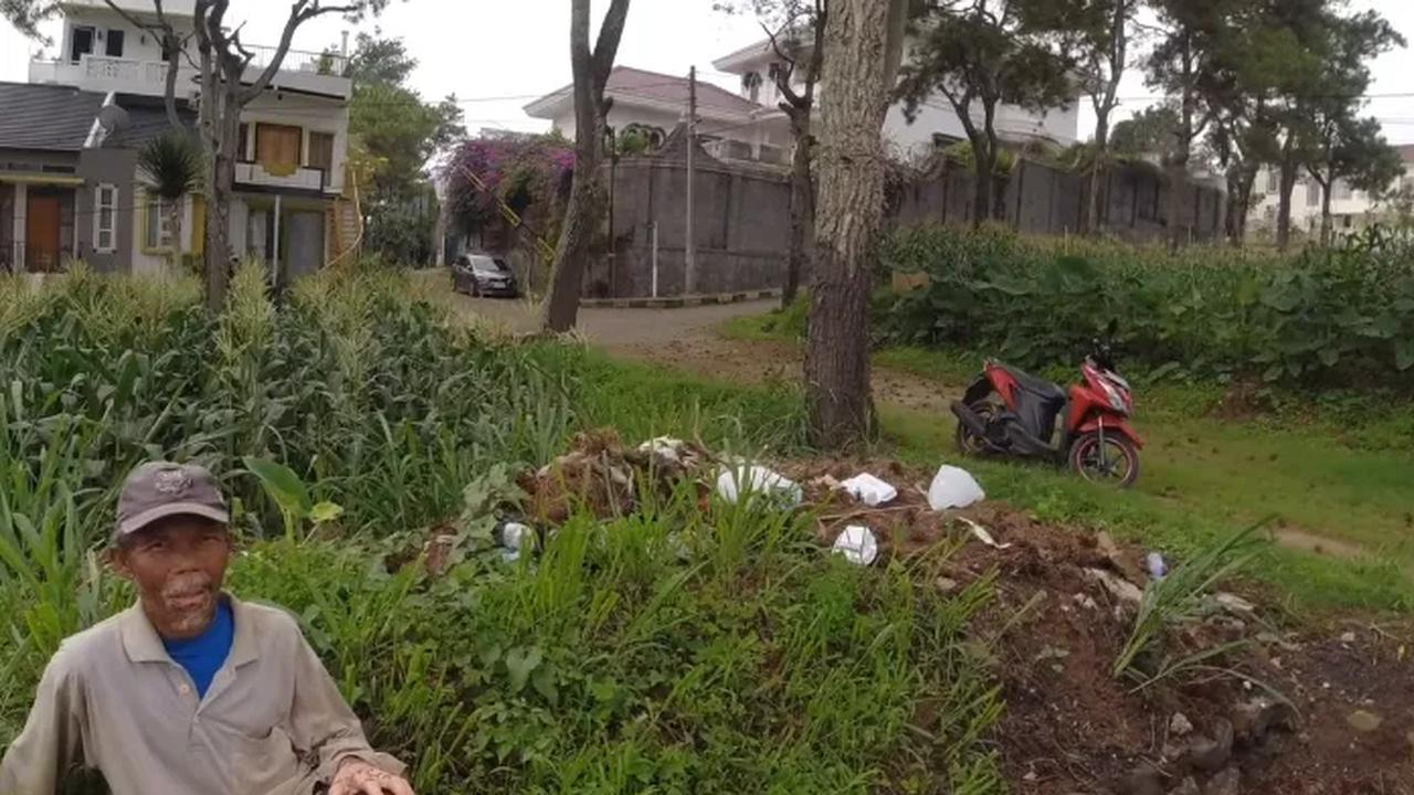 "Di dalamnya ada kolam renang, iya (fasilitas banyak), bagus," ungkap Endan, warga lokal.