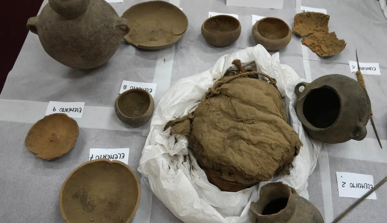 Mumi anak yang tampaknya dikorbankan untuk menemani seorang bangsawan yang telah meninggal ke alam baka, yang baru-baru ini ditemukan oleh para arkeolog yang bekerja di kota pra-Inca terbesar kedua di Peru, ditampilkan di Universitas San Marcos, Lima, 22 Februari 2022. (AP Photo/Martin Mejia)