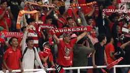 Suporter membentangkan syal saat merayakan kemenangan Timnas Indonesia U-19 atas Chinnese Taipei pada laga penyisihan Grup A Piala AFC U-19 2018 di Stadion GBK, Jakarta, Kamis (18/10). Indonesia unggul 3-1. (Liputan6.com/Helmi Fithriansyah)