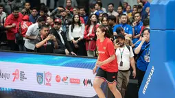 Pevoli Timnas putri Indonesia, Yolla Yuliana berjalan memasuki lapangan saat bermain pada laga eksibisi sebelum peresmian Indonesia Arena di Senayan, Jakarta, Senin (07/08/2023). (Bola.com/Bagaskara Lazuardi)