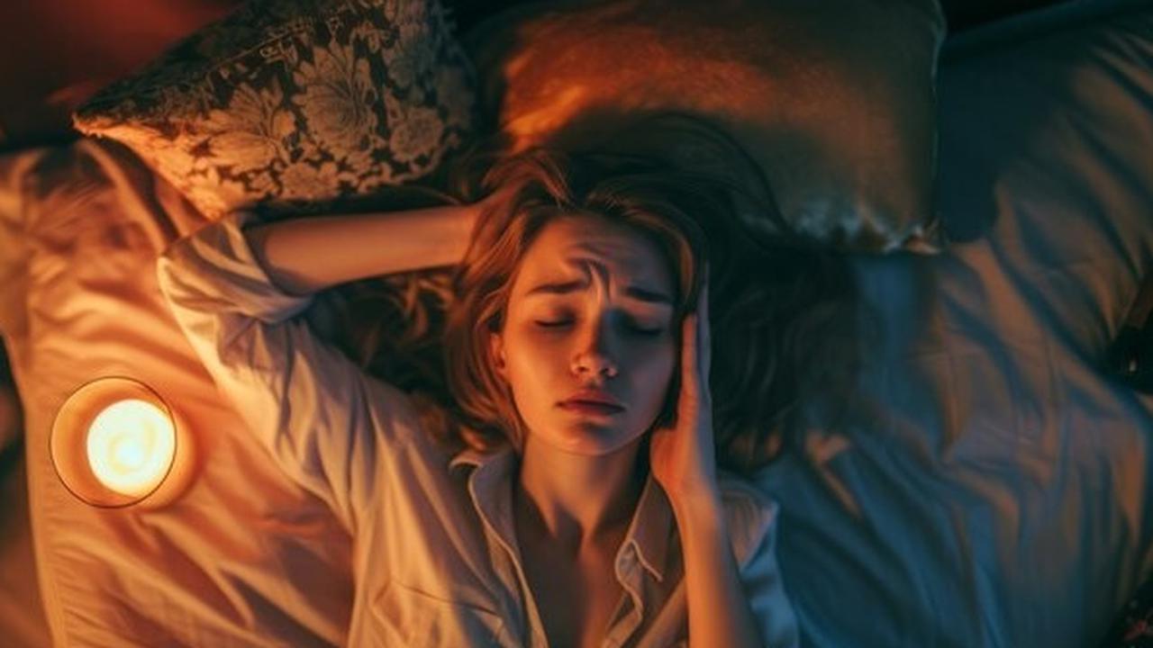 Ilustrasi Tidur dengan Lampu Menyala