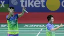 Tontowi Ahmad/Lilyana Natsir menyapa fans setelah mengalahkan pasangan China, Zhang Nan/Li Yinhui pada perempat final Indonesia Open 2018 di Istora Senayan, Jakarta, (6/6/2018). Tontowi/Liliyana menang 21-17, 21-14. (Bola.com/Nick Hanoatubun)