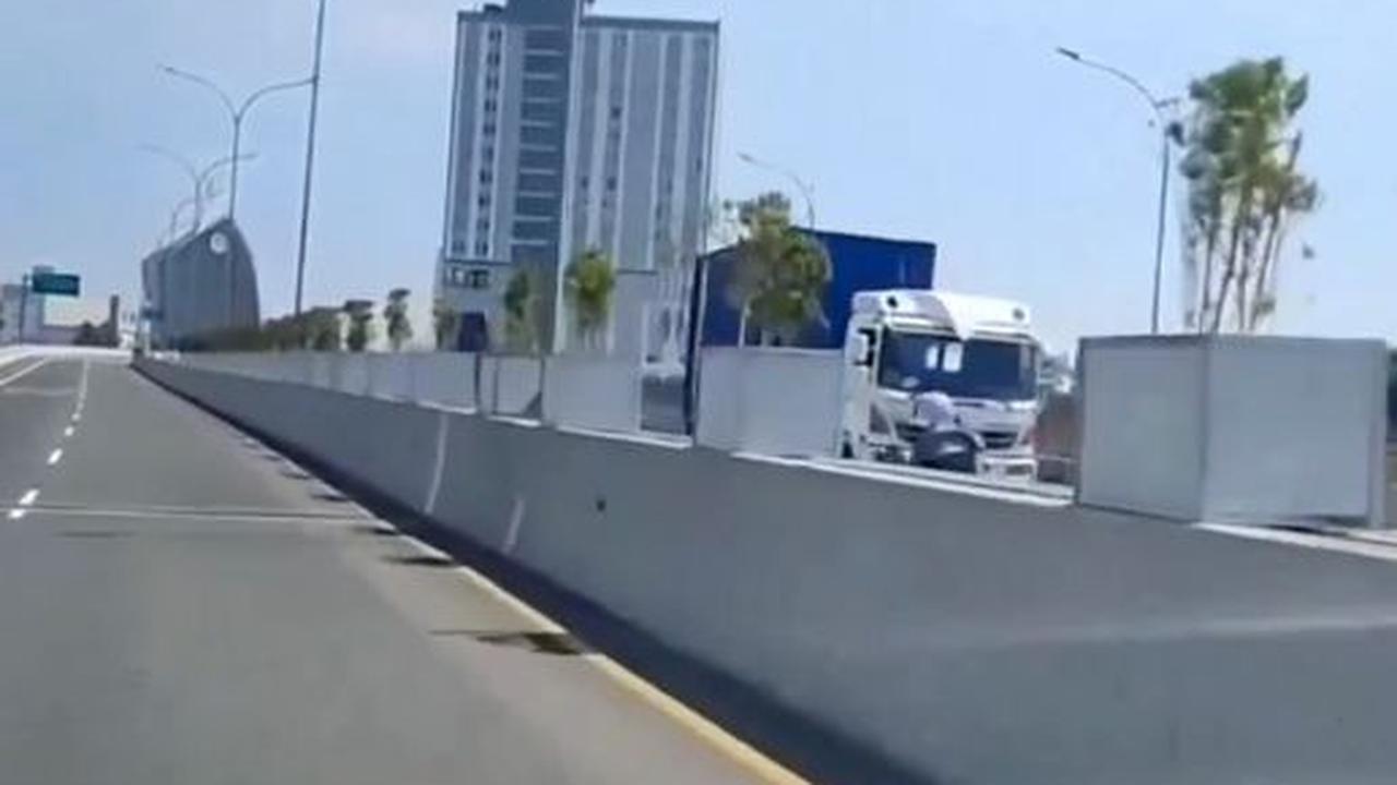 Terkait pengendara yang melawan arah di dalam tol, Gani menduga hal itu dikarenakan ada yang menegurnya sehingga berbalik arah.<br>