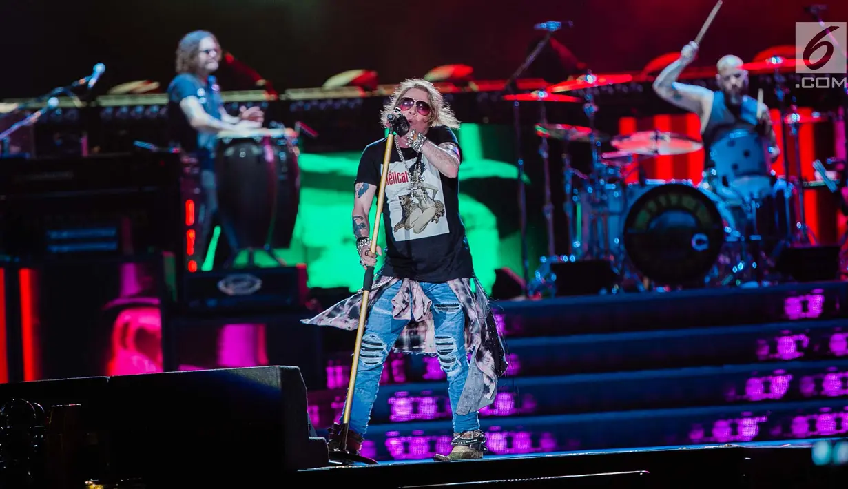 Vokalis Guns N' Roses, Axl Rose tampil pada konser Guns N' Roses “Not In This Lifetime” Tour in Jakarta 2018 di Stadion GBK, Jakarta, Kamis (8/11). Mereka membawa lagu seperti Welcome to The Jungle, Paradise City, Petience. (Liputan6.com/Faizal Fanani)