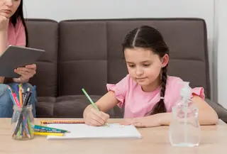 Sebagai orangtua, memuji anak sering kali terasa seperti hal paling sederhana yang bisa kita lakukan. Saat mereka berhasil menyelesaikan puzzle, merapikan mainan, atau mencoba hal baru, spontan kita berkata, “Pintar sekali!” atau “Hebat!”. Niatnya baik, ingin membuat anak merasa dihargai dan percaya diri. (foto/dok: freepik)