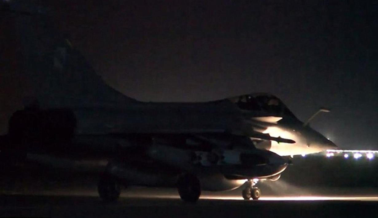 Jet tempur Prancis bersiap lepas landas dari lokasi yang dirahasiakan menuju Suriah (16/11). Prancis akan melakukan penyerangan ke ISIS sebagai tindakan Prancis menanggapi aksi penyerangan di Paris yang menewaskan lebih dari 130 orang. (Dailymail)