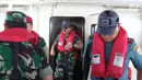 Panglima TNI Marsekal Hadi Tjahjanto (tengah) saat di KN SAR Basudewa di perairan Karawang, Jawa Barat, Rabu (31/10). Panglima TNI meninjau titik yang diduga menjadi tempat bagian badan pesawat Lion Air JT 610. (Liputan6.com/Helmi Fithriansyah)