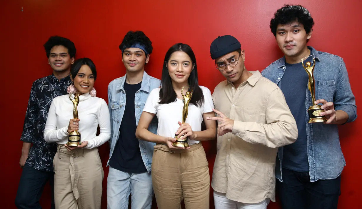Kololaborasi grup GAC (Gamaliel, Audrey, Cantika) dan The Overtunes dalam singel Senyum & Harapan untuk mengisi soundtrack film Cek Toko Sebelah itu berhasil menyabet penghargaan dalam kategori Pop Bersama. (Nurwahyunan/Bintang.com)