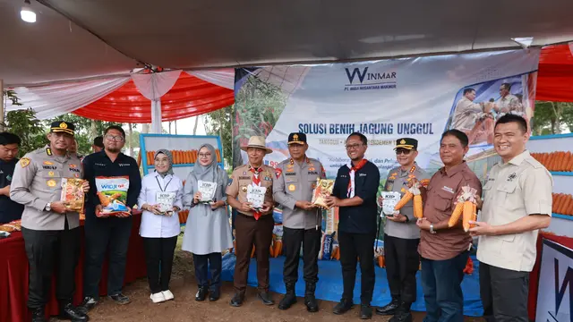 Jaga Surplus Pangan, Kapolda Jatim dan Bupati Ipuk Panen Raya Jagung di Banyuwangi