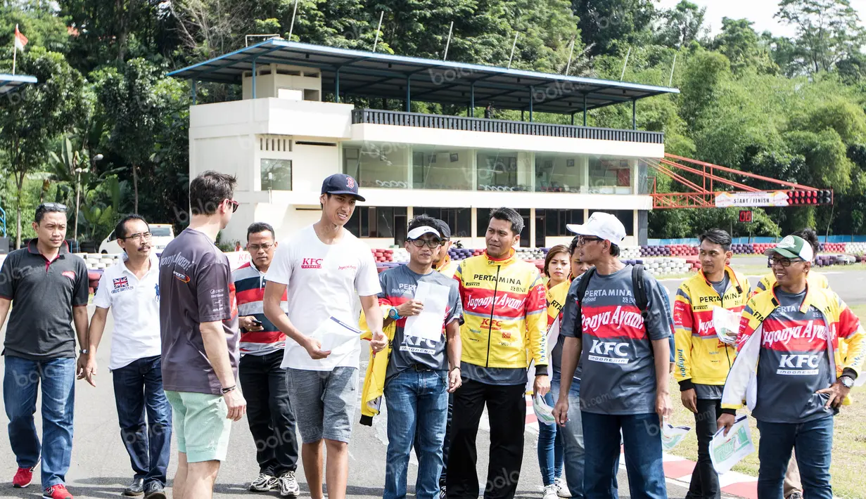 Pebalap GP2 dari tim Jagonya Ayam, Sean Gelael, memberi arahan kepada wartawan sebelum turun balapan gokar di Sirkuit Sentul, Bogor, Sabtu (9/4/2016). Acara ini merupakan rangkaian media gathering dari tim Jagonya Ayam. (Bola.com/Vitalis Yogi Trisna)
