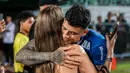 Striker Persib Bandung, Ciro Alves memeluk sang istri, Maria Eduarda dalam perayaan gelar juara Championship Series BRI Liga 1 2023/2024 setelah mengalahkan Madura United 3-1 pada laga final leg kedua di Stadion Gelora Bangkalan, Madura, Jumat (31/5/2024). (Bola.com/Bagaskara Lazuardi)