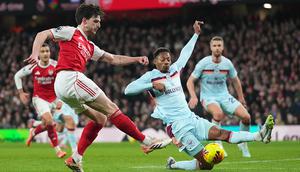 Ethan Pinnock mengadang Declan Rice dalam laga Liga Inggris antara Arsenal vs Brentford di Emirates Stadium, 4 Desember 2025. (AP Photo/Kirsty Wigglesworth)