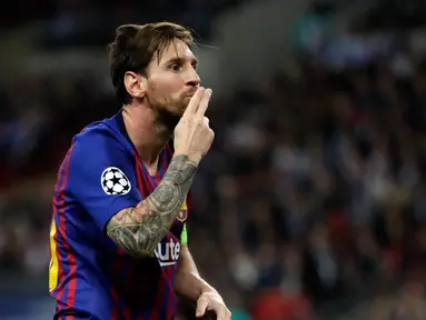 Gaya pemain Barcelona, Lionel Messi usai mencetak gol ke gawang Tottenham Hotspur dalam Grup B Liga Champions di Stadion Wembley, London, Inggris, Rabu (3/10). Messi menyumbang dua gol saat Barcelona membantai Tottenham 4-2. (AP Photo/Kirsty Wigglesworth)