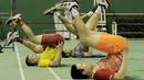 Tim ganda putra Indonesia, Marcus Gideon dan Hendra Setiawan, saat latihan fisik di Pelatnas Bulutangkis, Cipayung, Jakarta, Senin (7/5/2018). Latihan tersebut untuk persiapan jelang Piala Thomas pada 20-27 Mei 2018 di Thailand. (Bola.com/M Iqbal Ichsan)