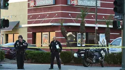 Aparat kepolisian berjaga di luar sebuah restoran cepat saji, di Hollywood, California setelah aksi penyerangan dengan pisau, Selasa (31/1). Polisi menembak mati pria bersenjata pisau tersebut yang menusuk beberapa pengunjung. (Robyn Beck/AFP)