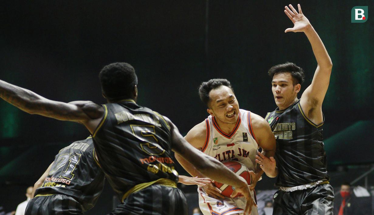 Pebasket Pelita Jaya, Muhammad Hardian Wicaksono (tengah) berusaha melewati pebasket West Bandits Solo pada laga seri I IBL 2022 di Hall Basket GBK, Jakarta, Jumat (21/01/2022). Pelita Jaya menang dengan skor 87-81. (Bola.com/M Iqbal Ichsan)