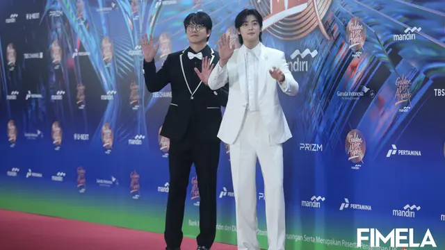 Sung Si Kyung dan Cha Eun Woo di redcarpet Golden Disc Awards 2024 di Jakarta. [Foto: Bayu Herdianto/Fimela]
