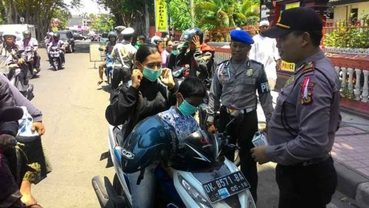 Polisi Denpasar bagi-bagi Masker disangka gelar Razia Kendaraan
