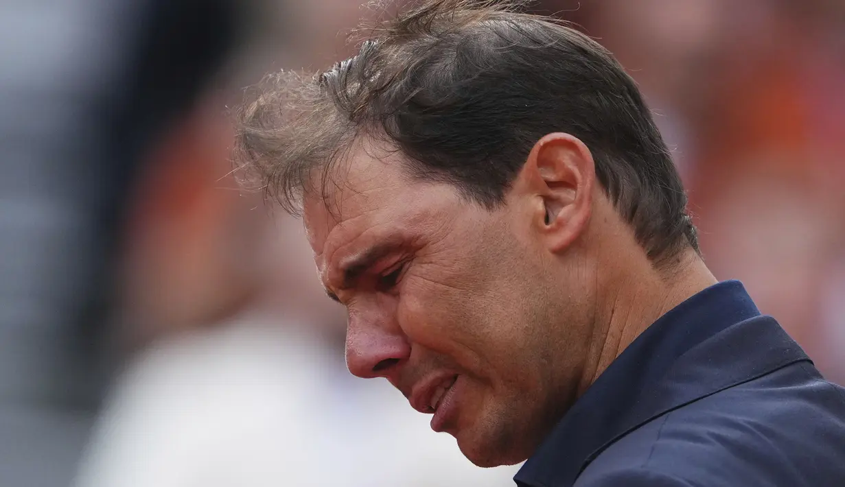 Petenis Spanyol, Rafael Nadal tak mampu menahan air matanya saat acara seremoni perpisahan selama Prancis Open 2025 di lapangan Philippe-Chatrier, Roland Garros Stadium, Paris, Prancis, Minggu (25/05/2025) waktu setempat. (AP Photo/Lindsey Wasson)