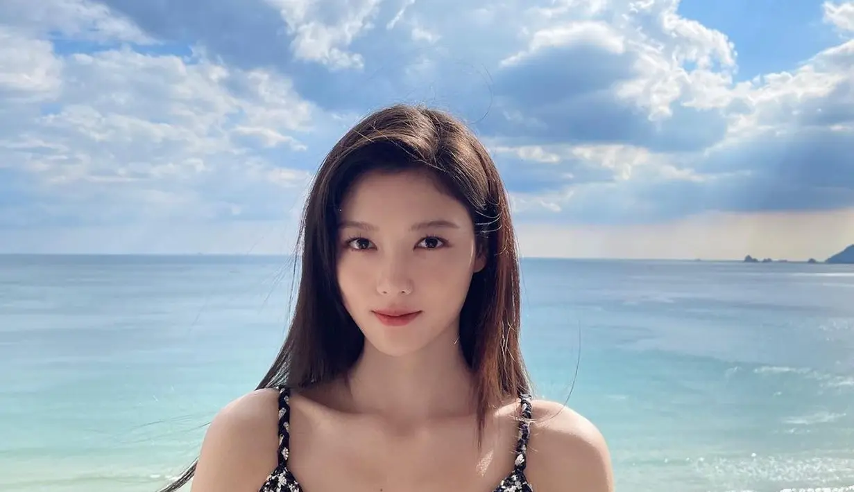 Kakak laki-laki Kim Yoo Jung bernama Kim Bo Geun. Sementara kakak perempuan Kim Yoo Jung juga seorang artis yang bernama Kim Yeon-Jeong. (FOTO: instagram.com/you_r_love/)