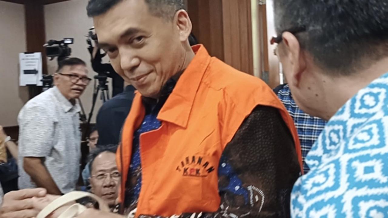 Pakai Baju Batik, Silmy Karim Hadiri Sidang Perdana