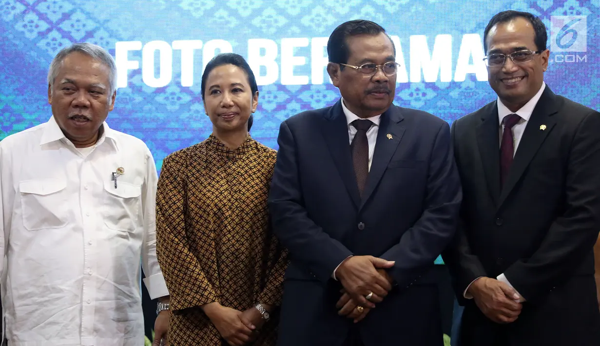(Dari kiri ke kanan) Menteri PUPR Basuki Hadimuljono, Menteri BUMN Rini Soemarno, Jaksa Agung HM Prasetyo dan Menhub Budi Karya berfoto bersama usai penandatangan nota kesepahaman di Jakarta, Kamis (1/3). (Liputan6.com/JohanTallo)