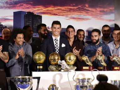 Pemain Real Madrid Cristiano Ronaldo berfoto bersama rekan setimnya pada acara  penghaargaan atas pencapain sebagai Top Skor sepanjang masa El Real di Stdion Santiago Bernabeu, Madrid, Jumat (2/10/2015). AFP Photo / Gerard Julien