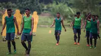 Para pemain seleksi Timnas Indonesia U-19 usai berlatih di Lapangan POR Sawangan, Depok, Jawa Barat, Senin (1/8/2016). Persiapan itu dilakukan jelang turnamen Piala AFF U-19. (Bola.com/Vitalis Yogi Trisna)