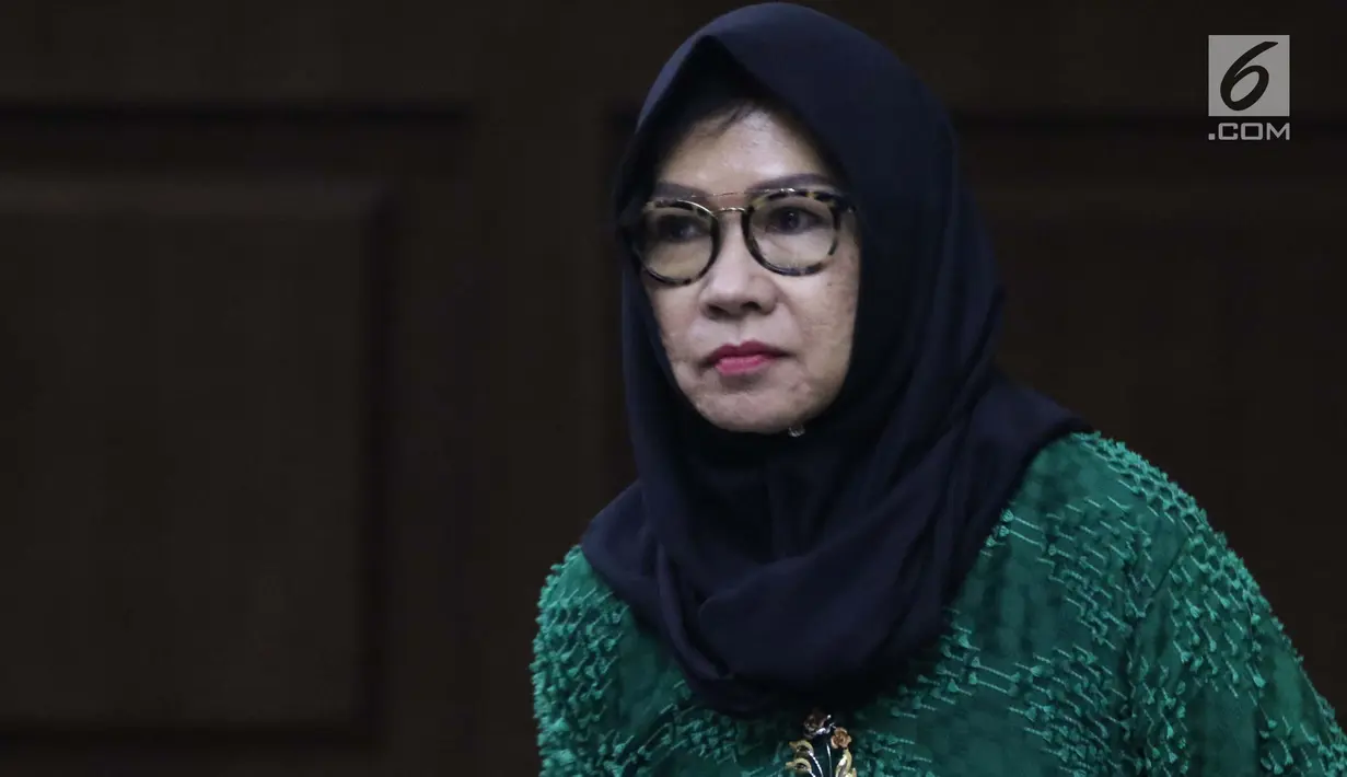 Terdakwa dugaan korupsi investasi perusahaan di Blok Basker Manta Gummy Australia Tahun 2009, Karen Agustiawan saat sidang lanjutan di Pengadilan Tipikor, Jakarta, Kamis (28/2). Sidang mendengar keterangan saksi. (Liputan6.com/Helmi Fithriansyah)