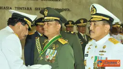 Citizen6, Jakarta: Tanda Kehormatan kepada 105 Pati TNI tersebut berupa Bintang Dharma dan Bintang Yudha Dharma Pratama kepada 4 Pati TNI. Diantaranya Letjen TNI Junianto Haroen dan Letjen TNI Moeldoko. (Pengirim: Badarudin Bakri).