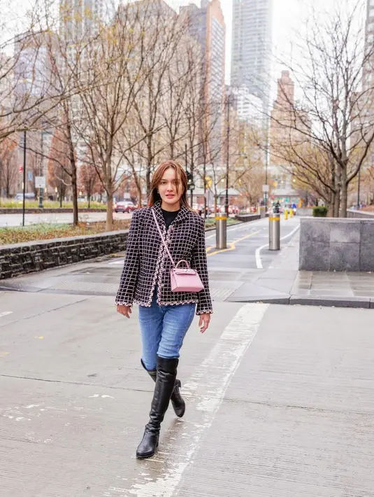Potret lainnya, Shandy nggak kalah kece saat memadukan plaid tweed blazer warna hitam dengan crop top dan celana jeans.  [@shandyaulia]
