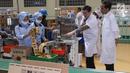 Presiden Jokowi didampingi Presiden Direktur Andre Atmadja meninjau pabrik Mayora di Cikupa Tangerang, Senin (18/2) . Mayora Indah yang berdiri sejak 1977 bergerak di bidang consumer goods yang merambah pasar global. (Liputan6.com/Fery Pradolo)