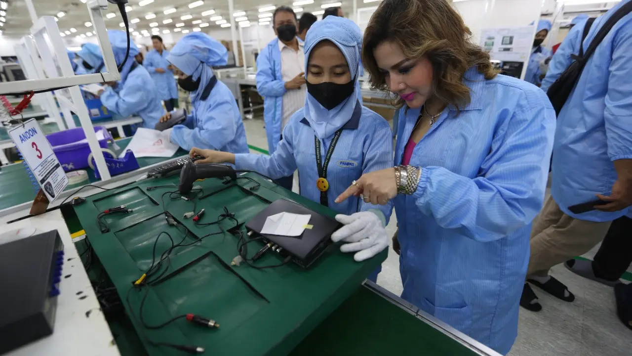 Barbie Kumalasari berkesempatan mendatangi pabrik STB.