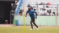 Aksi Greg Nwokolo dalam sesi latihan terbaru Arema FC menjelang pekan ke-5 BRI Liga 1 2023/2024. (Bola.com/Iwan Setiawan)