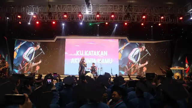 Band D'Bagindas tampi di Wisuda Universitas BSI ke-58.