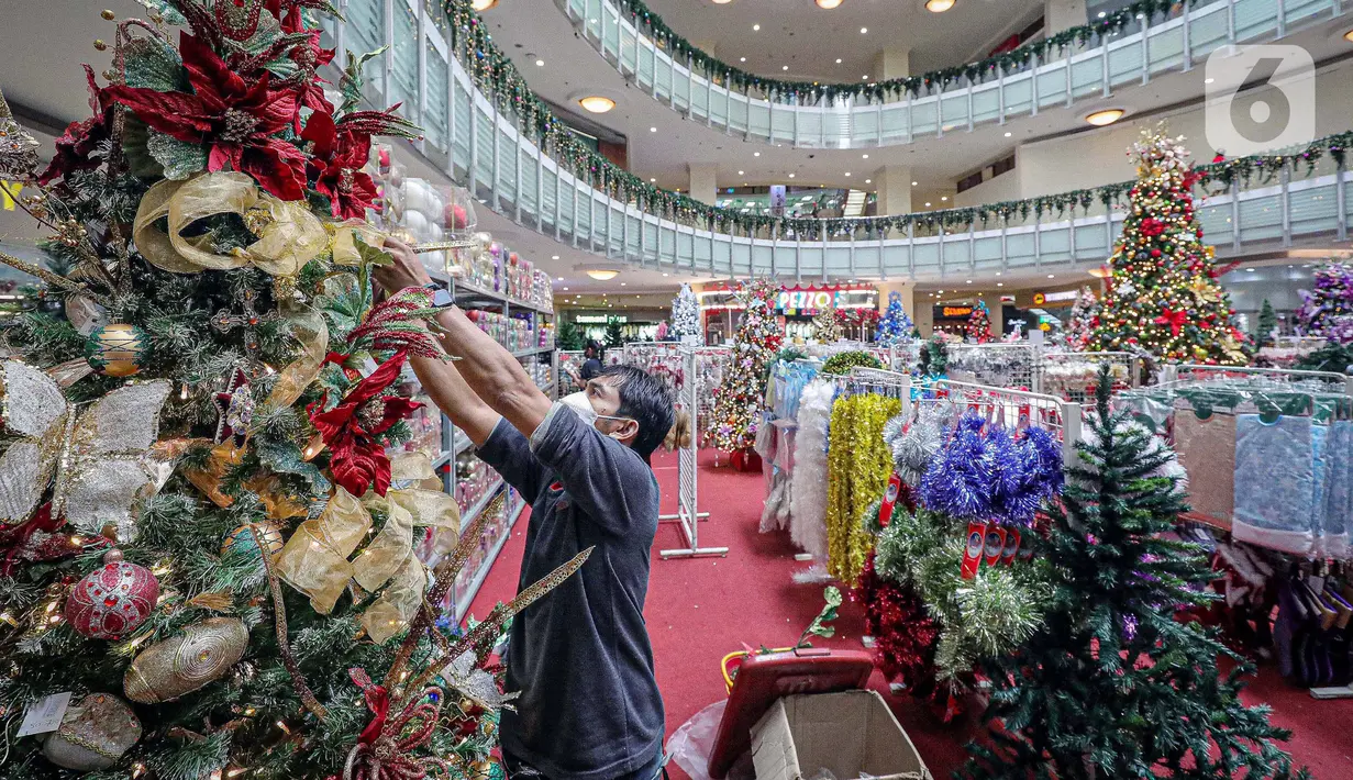 Pekerja merapikan pernak-pernik Natal di Mal Artha Graha, Jakarta, Sabtu (4/12/2021). Jelang perayaan Natal 25 Desember sejumlah mal di ibukota mulai menjual berbagai kebutuhan Natal mulai dari pernak-pernik hingga pohon Natal dengan kisaran harga Rp10.000-Rp5 juta. (Liputan6.com/Faizal Fanani)