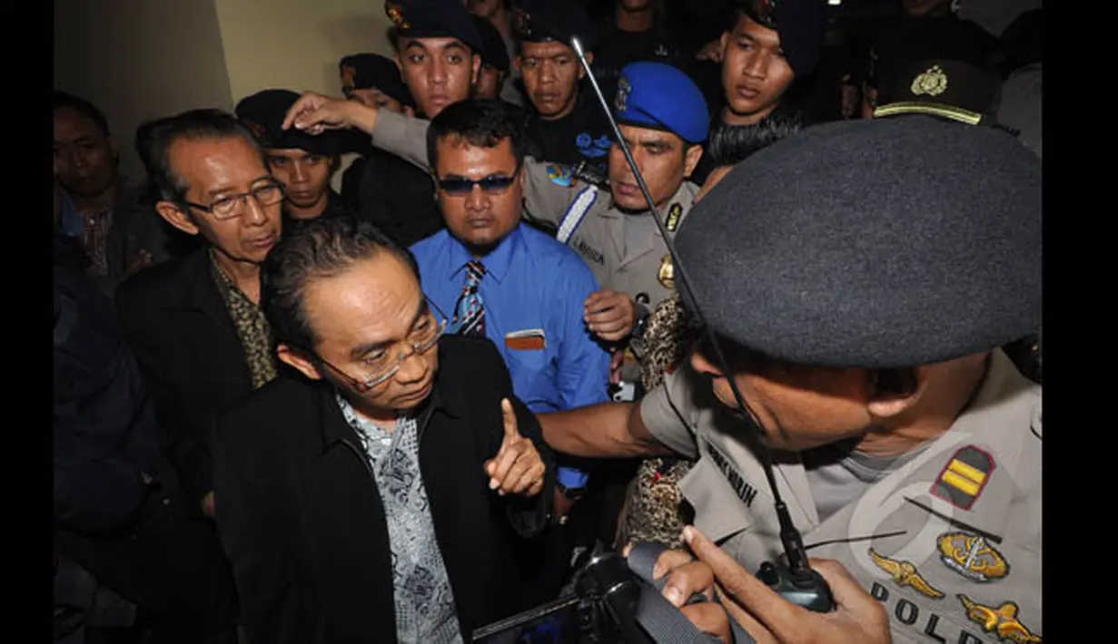 Wakil Ketua KPK Adnan Pandu Praja berdebat dengan petugas saat dihalangi masuk Mabes Polri untuk bertemu dengan Wakapolri Badrodin Haiti terkait penangkapan Bambang Widjojanto, Jakarta, Jumat (23/1/2015). (Liputan6.com/Miftahul Hayat)