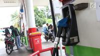 Pengendara mengisi  BBM di SPBU Jakarta, Minggu (10/2). Harga Pertamax diturunkan dari Rp 10.200 menjadi Rp 9.850 per liter, harga Dexlite diturunkan dari Rp 10.300 menjadi Rp 10.200 per liter. (Liputan6.com/AnggaYuniar)