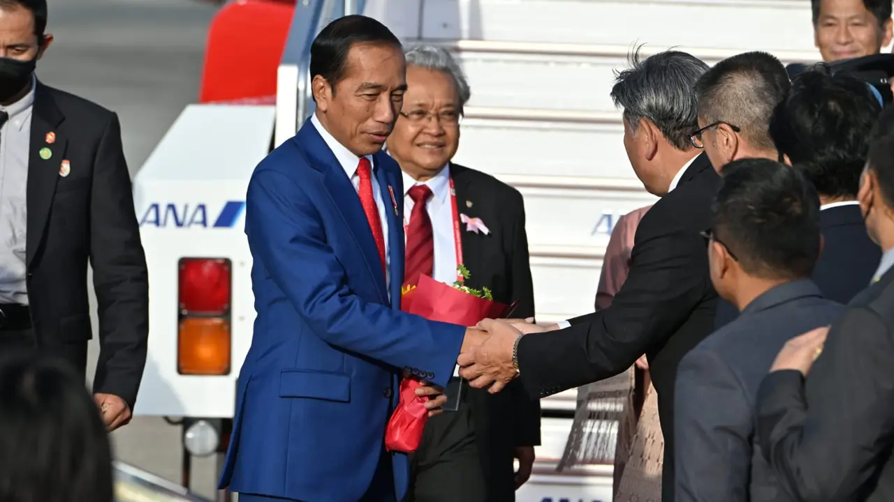 Dubes Heri Akhmadi sambut ketibaan Presiden Jokowi di Hiroshima, Jepang. (Photo Pooling G7 Jepang 2023)