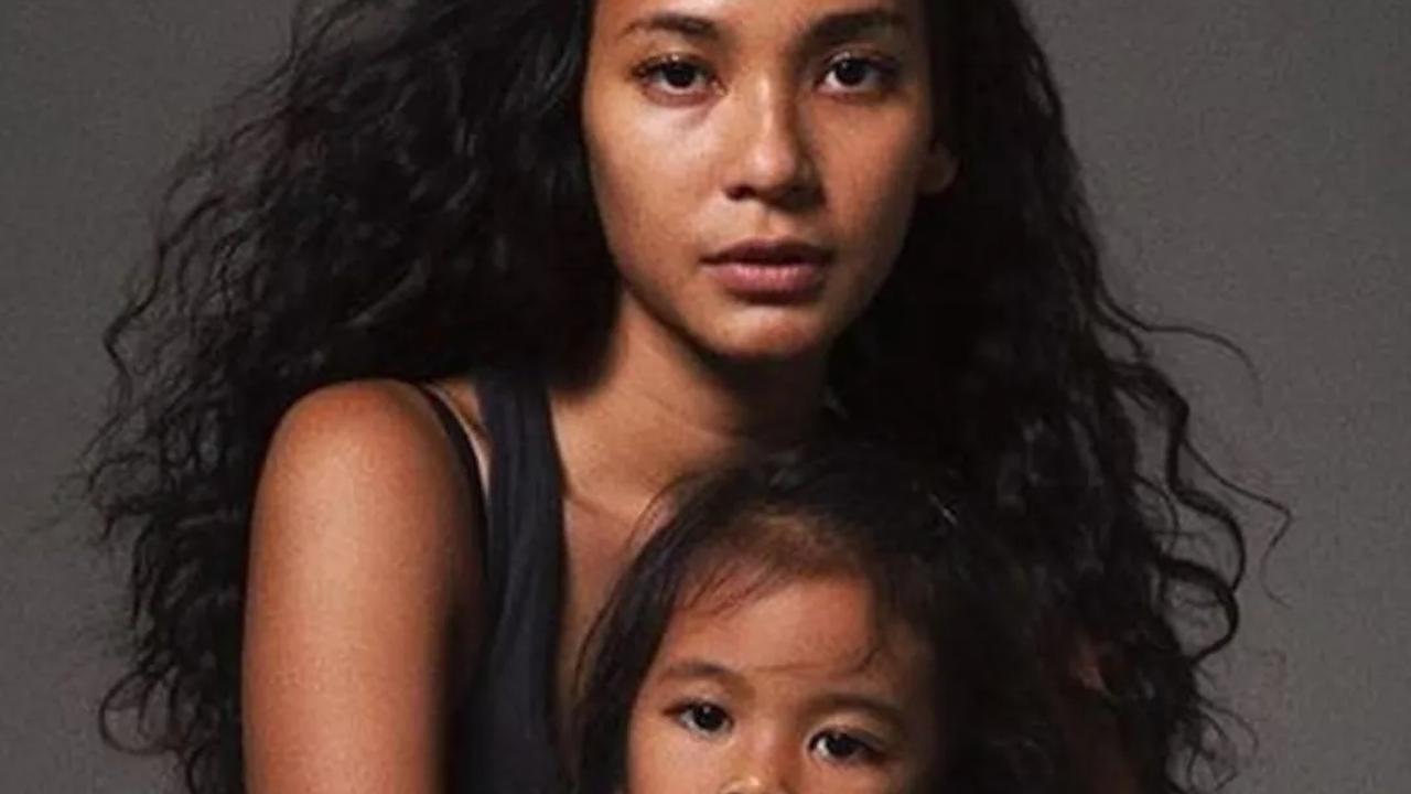 Perempuan berdarah Indonesia dan Belanda ini bercerai dari Dimas Djay pada 2014.
