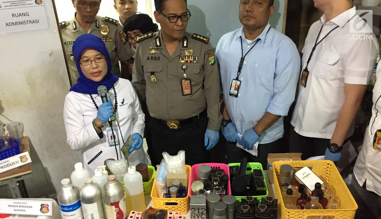 Petugas BPOM RI memberikan keterangan usai penggerebekan pabrik parfum palsu di kawasan Tamansari, Jakarta Barat, Rabu (7/2). Kasus ini terbongkar karena curiga parfum internasional dijual murah. (Liputan6.com/Immanuel Antonius)