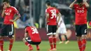 Beberapa pemain Benfica tidak kuasa menahan kekecewaan mereka usai ditumbangkan Sevilla (4-2) di di final Liga Europa 2014, Turin, (15/4/2014). (REUTERS/Albert Gea)