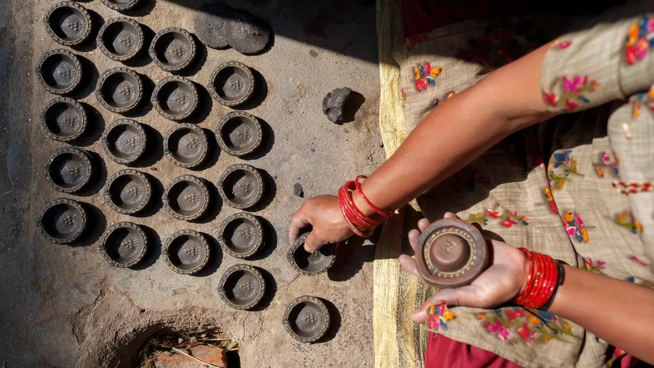 Melihat Pembuatan Lampu Tanah Jelang Festival Tihar di Nepal